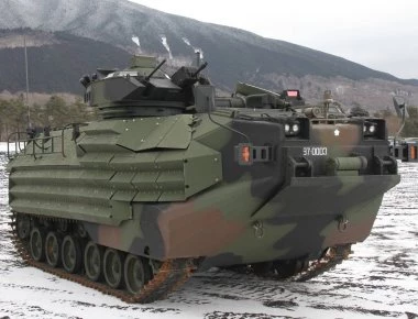 Το παλαιό αμφίβιο τεθωρακισμένο οχήμα AAV7A1 παρουσιάζουν οι Αμερικανοι στους Ελληνες πεζοναύτες